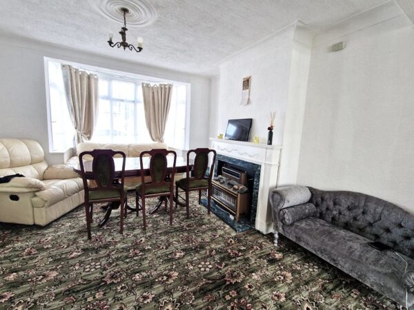 Carlton Road, Gidea Park RM2 5AU