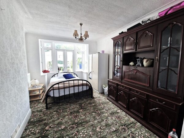 Carlton Road, Gidea Park RM2 5AU