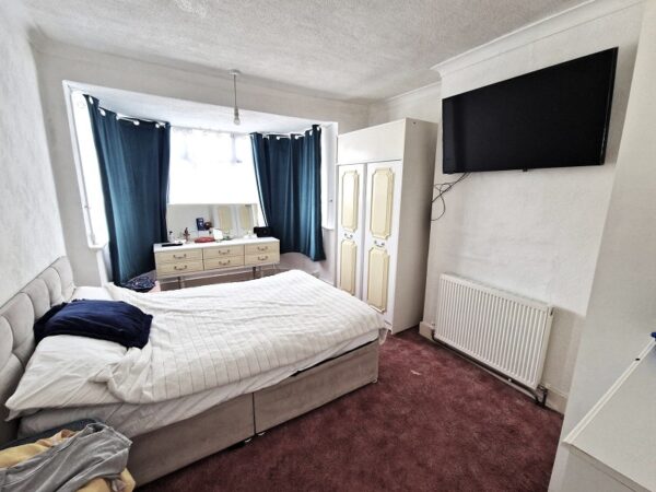 Carlton Road, Gidea Park RM2 5AU