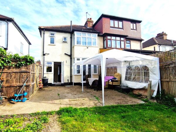 Carlton Road, Gidea Park RM2 5AU