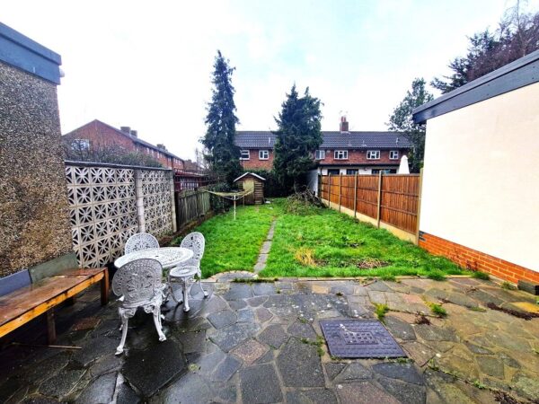 Oakleafe Gardens, Barkingside IG6 1LQ