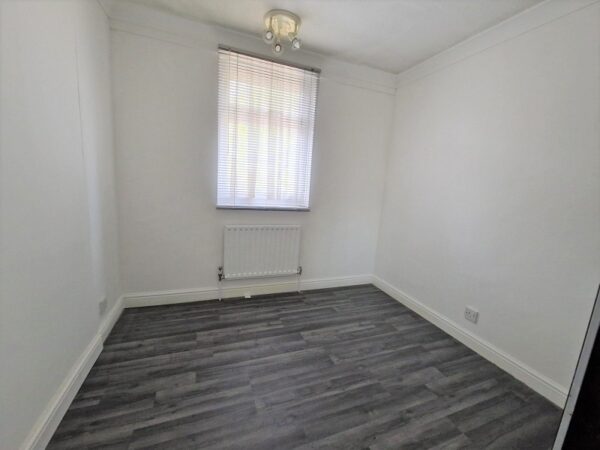 Chatteris Avenue, Romford RM3 8EL