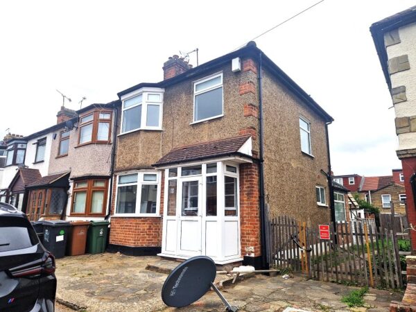 St. Johns Road, Chingford E4 9TB