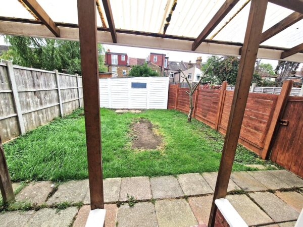 St. Johns Road, Chingford E4 9TB