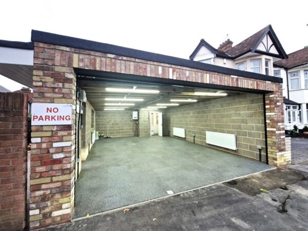 Beehive Lane, Redbridge IG4 5DX