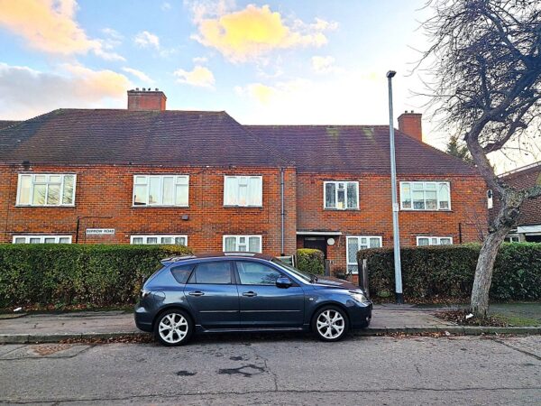 Burrow Road, Chigwell IG7 4HE