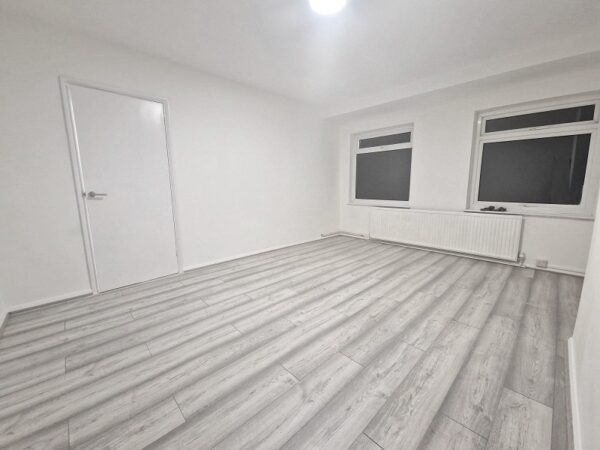 Eastern Avenue West, Chadwell Heath RM6 5SA