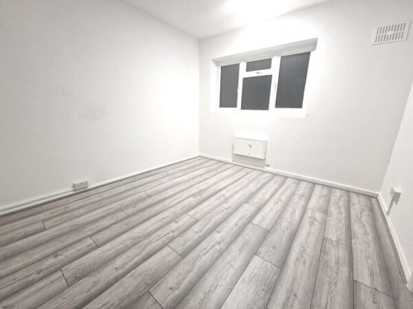 Eastern Avenue West, Chadwell Heath RM6 5SA