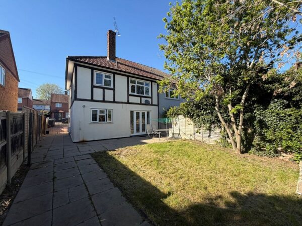 Parkmead, Loughton, Essex IG10 3JW
