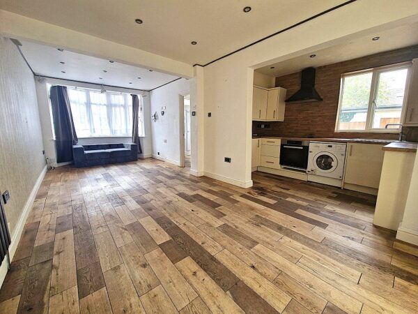 Dovedale Avenue, Clayhall IG5 0QF