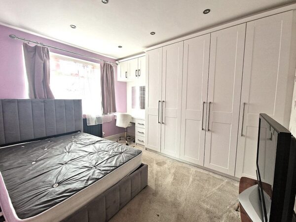 Dovedale Avenue, Clayhall IG5 0QF