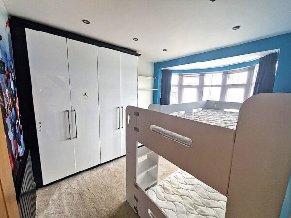 Dovedale Avenue, Clayhall IG5 0QF