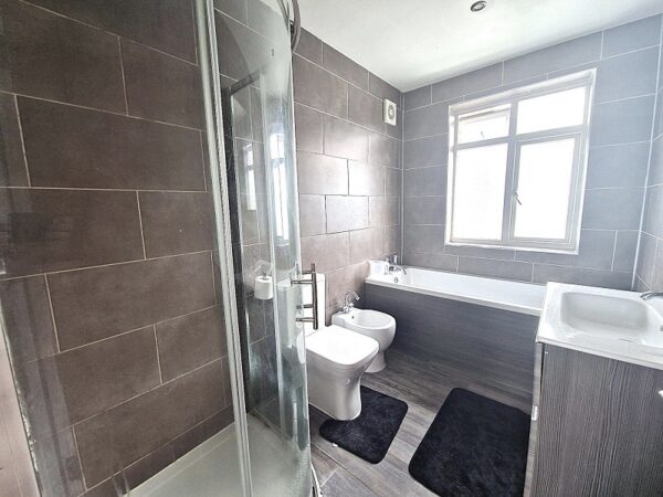 Dovedale Avenue, Clayhall IG5 0QF