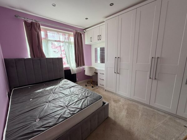 Dovedale Avenue, Clayhall IG5 0QF