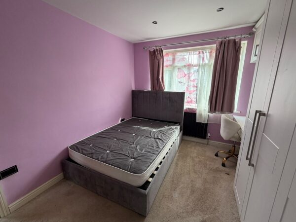 Dovedale Avenue, Clayhall IG5 0QF
