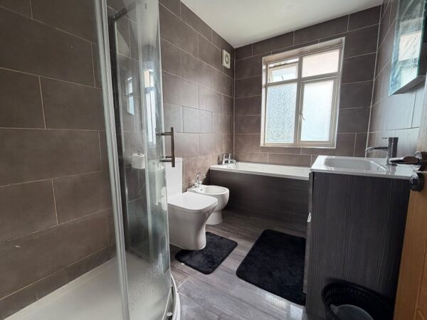 Dovedale Avenue, Clayhall IG5 0QF