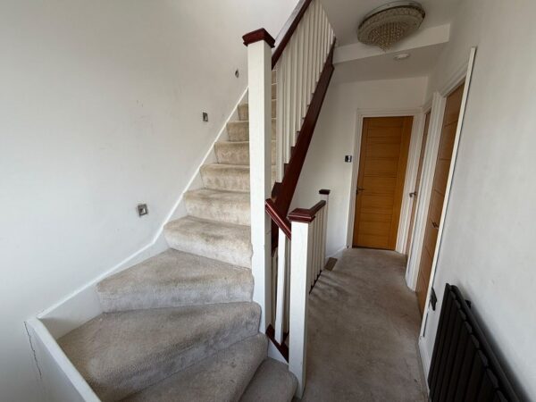 Dovedale Avenue, Clayhall IG5 0QF