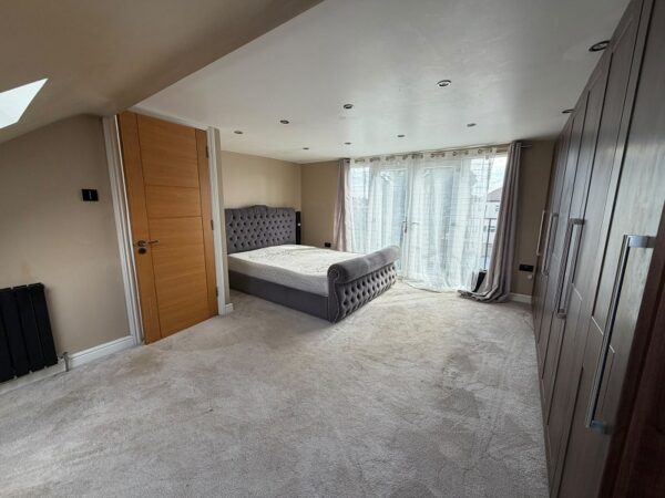Dovedale Avenue, Clayhall IG5 0QF